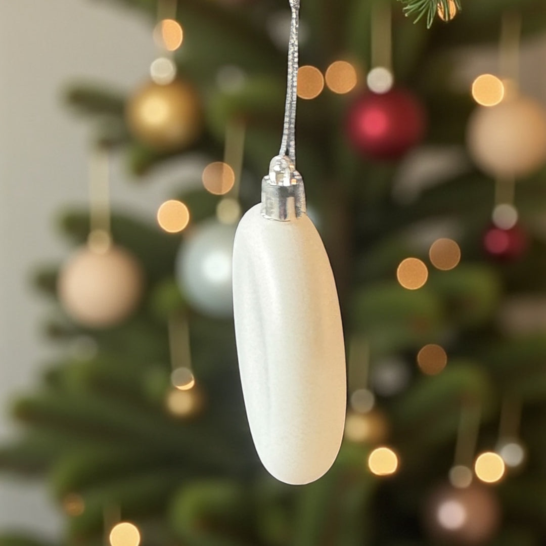 Baumschmuck mit weißem Rentier aus Kunststoff