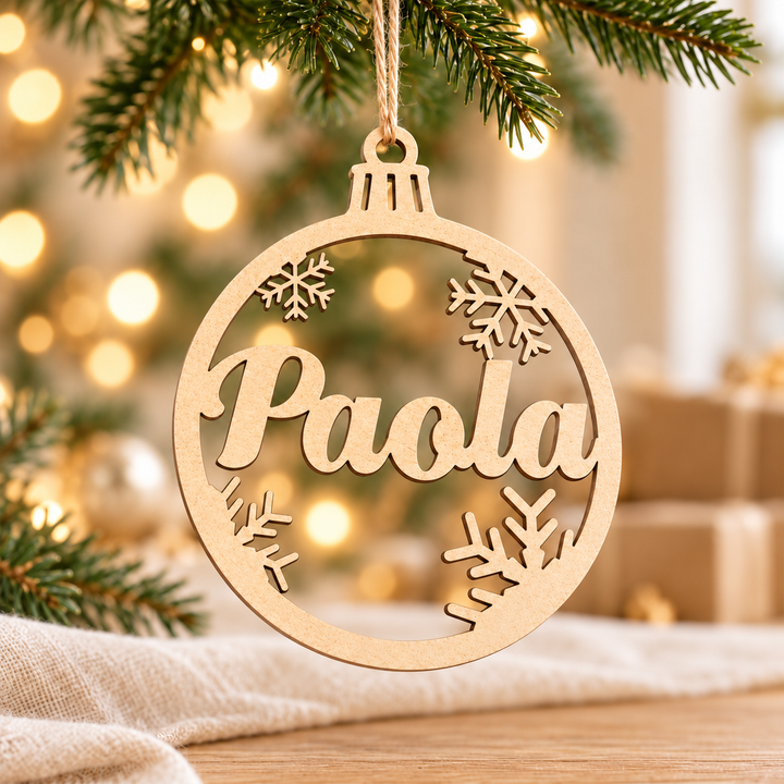 Weihnachtskugel aus 3 mm MDF mit ausgeschnittenem Namen Paola und Schneeflocken – offenes Design ohne Rückwand
