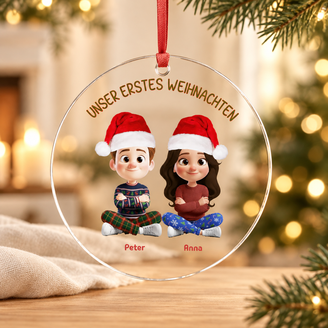 Personalisierter Weihnachtsanhänger mit zwei Paar-Figuren und Weihnachtsmützen vor warmen Weihnachtslichtern