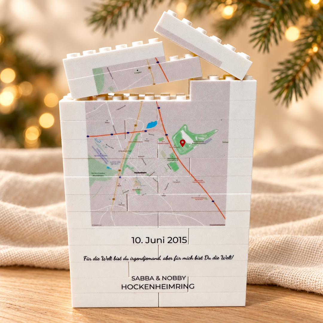 "Unser Ereignis" - Personalisierte Klemmbausteine in heller, warmer Weihnachtsszene