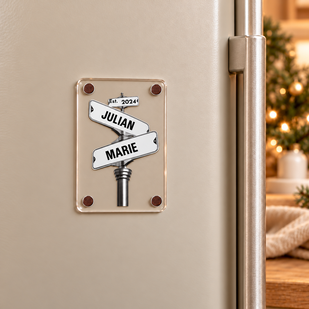 Namensschild-Fotomagnet im Straßenschild-Design – 9 × 6 cm Acrylmagnet am sandbeigen Kühlschrank