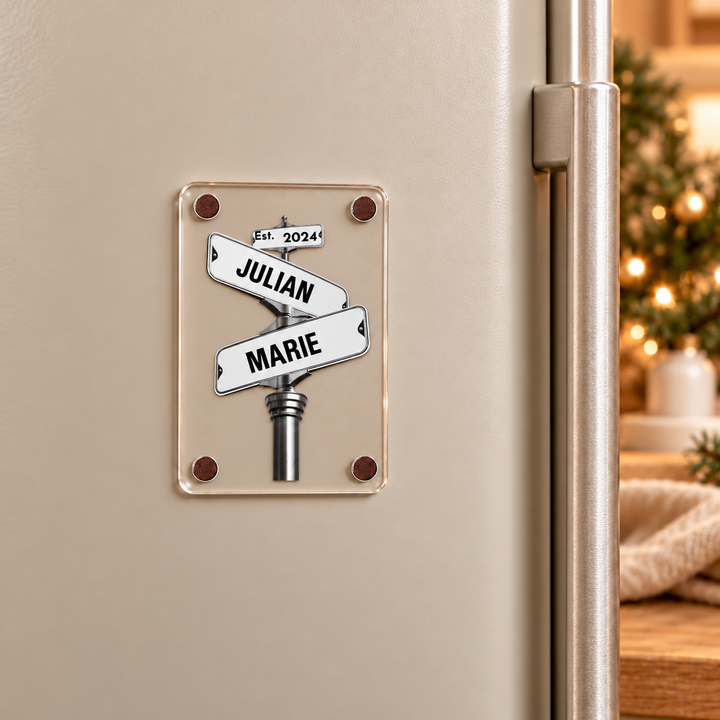 Namensschild-Fotomagnet im Straßenschild-Design – 9 × 6 cm Acrylmagnet am sandbeigen Kühlschrank
