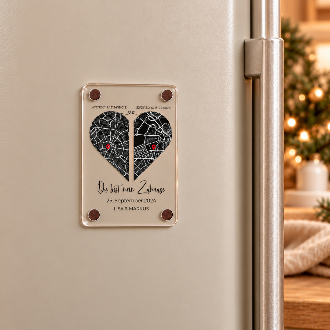 Du bist mein Zuhause – Acrylmagnet mit zwei Orten – 9 × 6 cm Acrylmagnet am sandbeigen Kühlschrank